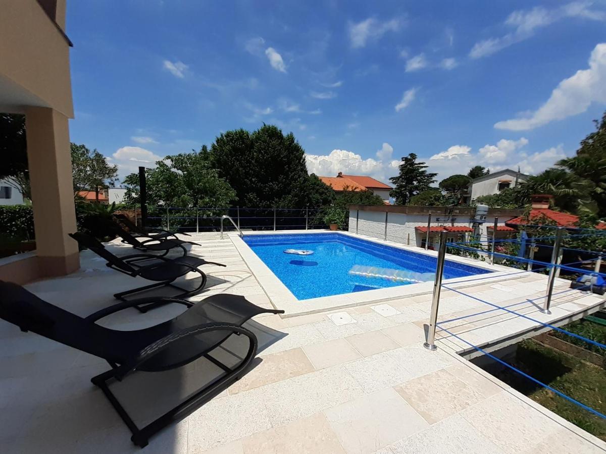 Apartment Hana With A Private Pool Malinska Exterior photo